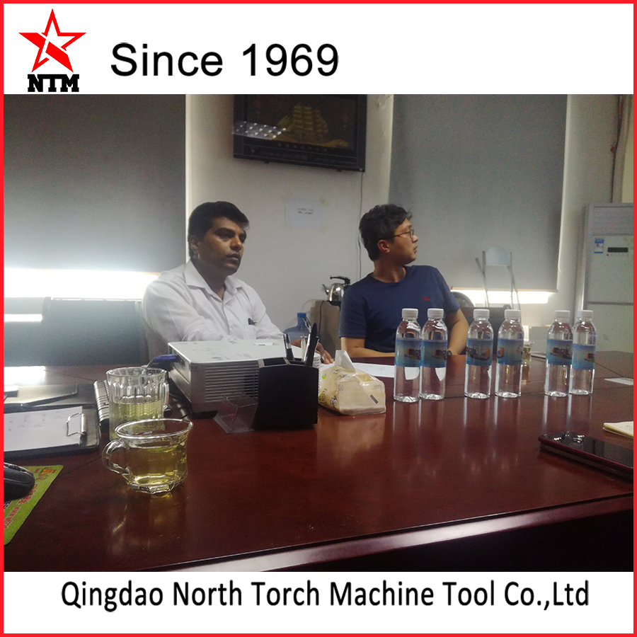 中東客戶來(lái)我司洽談并簽訂合同，采購(gòu)我司CK84系列數(shù)控軋輥車床